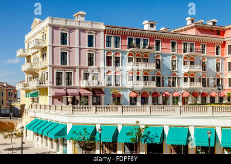 Bunte venezianische Häuser am Qanat Quartier, die Perle, Doha, Katar Stockfoto