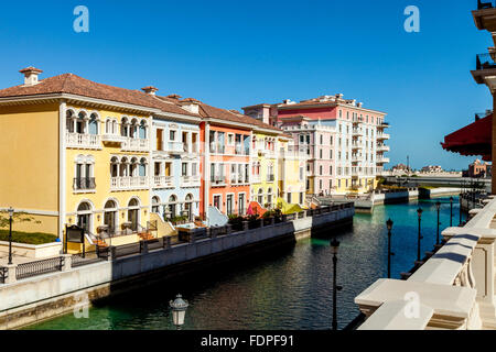 Bunte venezianische Häuser am Qanat Quartier, die Perle, Doha, Katar Stockfoto