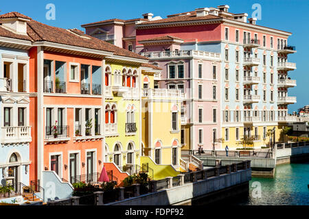 Bunte venezianische Häuser am Qanat Quartier, die Perle, Doha, Katar Stockfoto