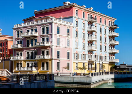 Bunte venezianische Häuser am Qanat Quartier, die Perle, Doha, Katar Stockfoto