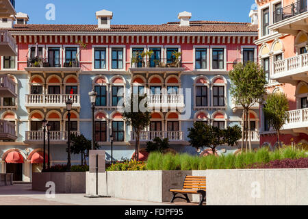 Bunte venezianische Häuser am Qanat Quartier, die Perle, Doha, Katar Stockfoto