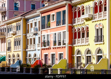 Bunte venezianische Häuser am Qanat Quartier, die Perle, Doha, Katar Stockfoto