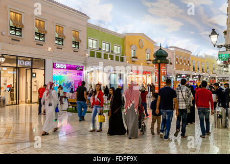 Bunte Geschäfte in Villaggio Shopping Mall, Doha, Katar Stockfoto