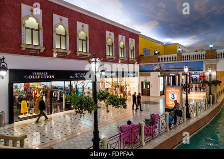 Bunte Geschäfte in Villaggio Shopping Mall, Doha, Katar Stockfoto