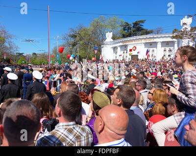 SEWASTOPOL / Krim - 9. Mai 2015: eine Menge Leute beobachten die Parade zu Ehren des 70. Jahrestages der Tag des Sieges, 9. Mai, 2 Stockfoto