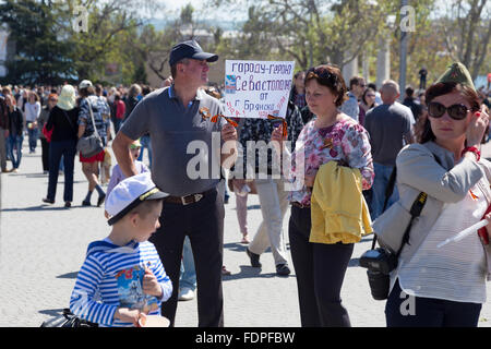 SEWASTOPOL / Krim - 9. Mai 2015: eine Menge Leute beobachten die Parade zu Ehren des 70. Jahrestages der Tag des Sieges, 9. Mai, 2 Stockfoto