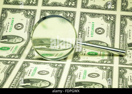 Lupe auf einem Blatt zwei-Dollar-Scheine Stockfoto