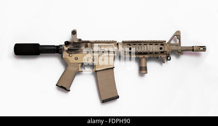 AR-15 Angriff Gewehr Pistole mit hoher Kapazität Magazin und vorderen vertikalen Griff. Stockfoto