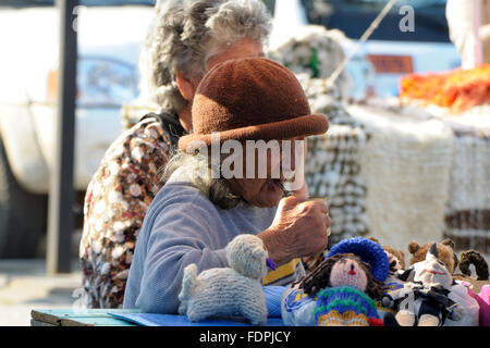 Alte Frau trinken Mate am Wollmarkt von Dalcahue, Chiloé Insel, Chile Stockfoto
