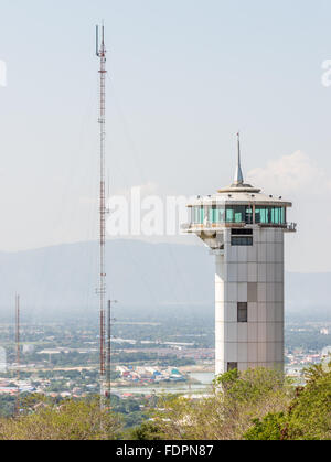 Moderner Aussichtsturm auf dem hohen Berg im Norden von Thailand. Stockfoto