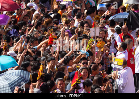 Cebu City, Philippinen 01.08.2016. Römisch-katholisch feierliche Messe in der Basilika Minore del St.Nino am zweiten Tag des Sinulog Stockfoto