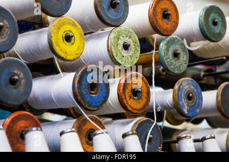 Hölzerne Spulen auf dem Display an Bradford Industriemuseum, Bradford, West Yorkshire, Großbritannien Stockfoto