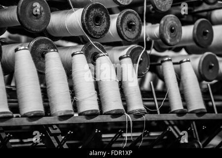 Hölzerne Spulen auf dem Display an Bradford Industrial Museum, Bradford, West Yorkshire, Großbritannien Stockfoto