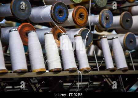 Hölzerne Spulen auf dem Display an Bradford Industrial Museum, Bradford, West Yorkshire, Großbritannien Stockfoto