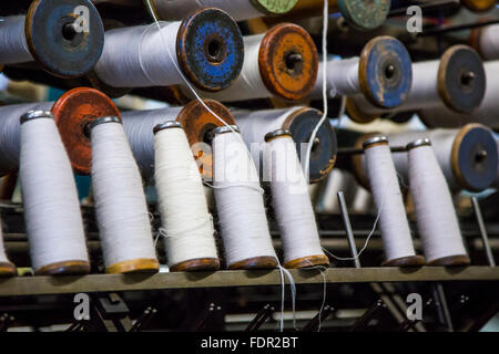 Hölzerne Spulen auf dem Display an Bradford Industrial Museum, Bradford, West Yorkshire, Großbritannien Stockfoto