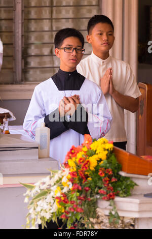 Cebu City, Philippinen 01.08.2016. Römisch-katholisch feierliche Messe in der Basilika Minore del St.Nino am zweiten Tag des Sinulog Stockfoto