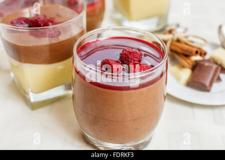 Milch und weiße Mousse Dessert mit Himbeeren Stockfoto