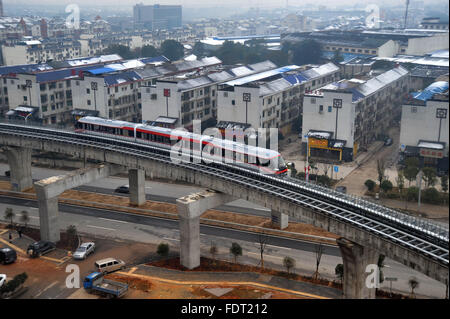 Der Provinz Hunan Changsha, China. 2. Februar 2016. Ein debugging-System wird auf eine mittlere bis niedrige Geschwindigkeit Magnetschwebebahn in Changsha, der Hauptstadt der Provinz Zentral-China Hunan, 2. Februar 2016 betrieben. Chinas wird erste Magnetschwebebahn im Inland entwickelt und hergestellt, Verknüpfung von Changsha Südbahnhof und zum Flughafen auf einen Probelauf mit Passagieren in der ersten Hälfte des Jahres sein. Es dauert etwa zehn Minuten die 18,55 km Reise. © Lange Hongtao/Xinhua/Alamy Live-Nachrichten Stockfoto