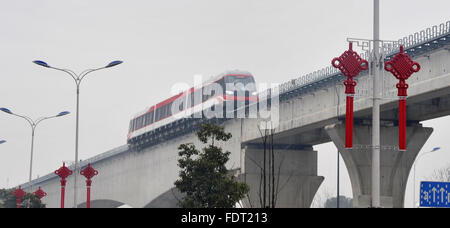 Der Provinz Hunan Changsha, China. 2. Februar 2016. Ein debugging-System wird auf eine mittlere bis niedrige Geschwindigkeit Magnetschwebebahn in Changsha, der Hauptstadt der Provinz Zentral-China Hunan, 2. Februar 2016 betrieben. Chinas wird erste Magnetschwebebahn im Inland entwickelt und hergestellt, Verknüpfung von Changsha Südbahnhof und zum Flughafen auf einen Probelauf mit Passagieren in der ersten Hälfte des Jahres sein. Es dauert etwa zehn Minuten die 18,55 km Reise. © Lange Hongtao/Xinhua/Alamy Live-Nachrichten Stockfoto