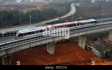 Der Provinz Hunan Changsha, China. 2. Februar 2016. Ein debugging-System wird auf eine mittlere bis niedrige Geschwindigkeit Magnetschwebebahn in Changsha, der Hauptstadt der Provinz Zentral-China Hunan, 2. Februar 2016 betrieben. Chinas wird erste Magnetschwebebahn im Inland entwickelt und hergestellt, Verknüpfung von Changsha Südbahnhof und zum Flughafen auf einen Probelauf mit Passagieren in der ersten Hälfte des Jahres sein. Es dauert etwa zehn Minuten die 18,55 km Reise. © Lange Hongtao/Xinhua/Alamy Live-Nachrichten Stockfoto