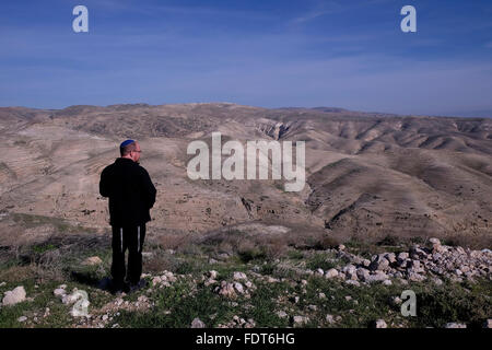 Ein religiöser jüdischer Siedler, der auf den Wadi Kelt blickt, ein beliebtes Wanderziel in den Judäischen Hügeln von Nofei Prat, jüdischer Siedlung im Westjordanland Israel Stockfoto