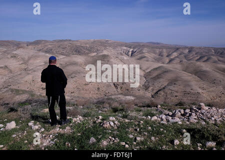 Ein religiöser jüdischer Siedler, der auf den Wadi Kelt blickt, ein beliebtes Wanderziel in den Judäischen Hügeln von Nofei Prat, jüdischer Siedlung im Westjordanland Israel Stockfoto