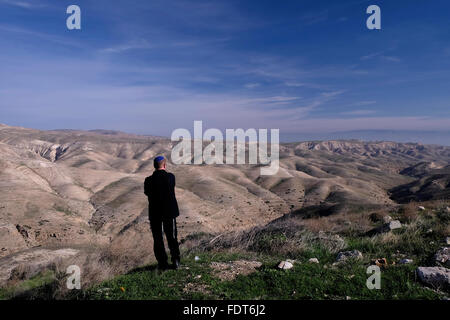 Ein religiöser jüdischer Siedler, der auf den Wadi Kelt blickt, ein beliebtes Wanderziel in den Judäischen Hügeln von Nofei Prat, jüdischer Siedlung im Westjordanland Israel Stockfoto