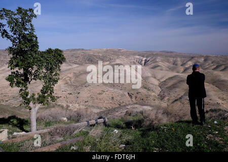 Ein religiöser jüdischer Siedler, der auf den Wadi Kelt blickt, ein beliebtes Wanderziel in den Judäischen Hügeln von Nofei Prat, jüdischer Siedlung im Westjordanland Israel Stockfoto