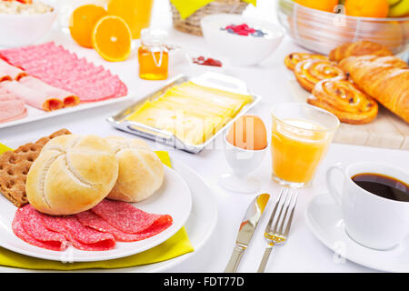 Eine große kontinentale Frühstücksbuffet auf einem hell erleuchteten Tisch. Stockfoto