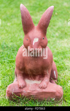 Kaninchen-Statue im Garten Stockfoto