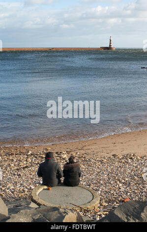 Ehepaar im Ruhestand sitzen, Blick auf das Meer bei Roker, Sunderland, Nord-Ost-England, UK Stockfoto