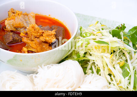 Thai Nudeln gegessen mit Hühnchen-Curry isoliert auf weißem Hintergrund Stockfoto