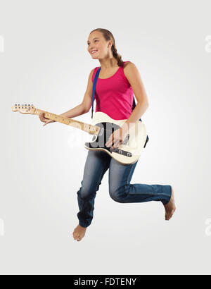 junge Frau auf Elektro-Gitarre zu spielen und springen Stockfoto