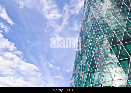 Glasfront des Gebäudes mit blauen Wolkenhimmel Stockfoto