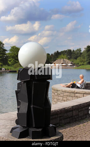 Berlin, Deutschland, reich verzierte Lampe am See im Britzer Garten Stockfoto