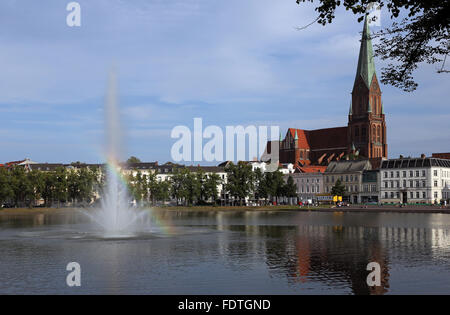 Schwerin, Deutschland, mit Blick auf den Pfaffenteich Schweriner Dom Stockfoto