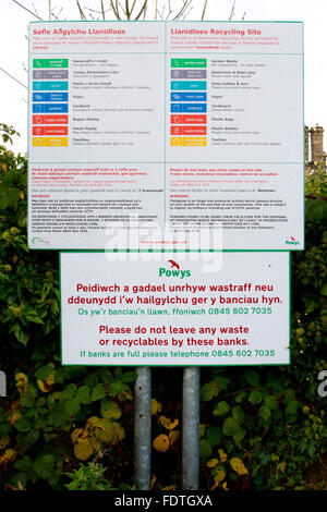 Recycling - zweisprachig Englisch/Welsh Schild ein recycling-Zentrum. Llanidloes, Powys, Wales. Oktober. Stockfoto