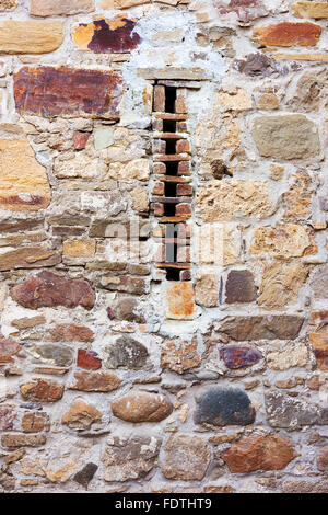 Abstrakte alten Steinmauer mit Rissen und Kratzern. Landschaftsstil. Große Hintergrund oder Textur. Stockfoto