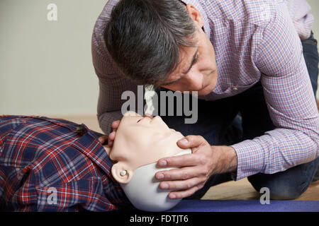 Mann In erste-Hilfe-Kurs Atemwege auf CPR Dummy Prüfung Stockfoto