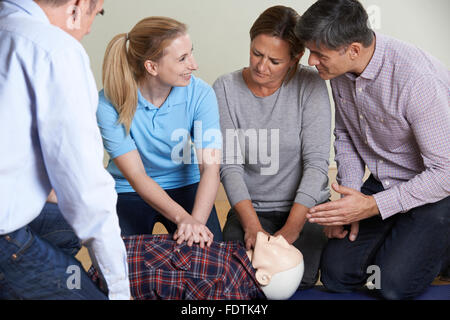 Frau zeigt CPR Ausbildung Dummy In erste-Hilfe-Kurs Stockfoto