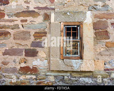 Alte Fenster mit kreativen Metallstäbe auf den weißen Stein Wand Stockfoto