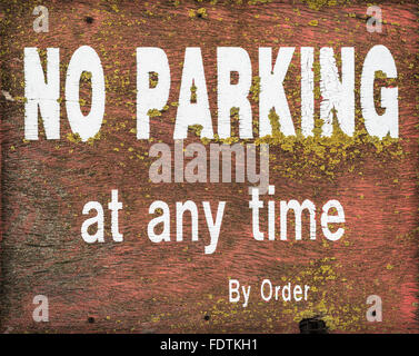Grunge, verwitterte Holzschild "No Parking". Stockfoto