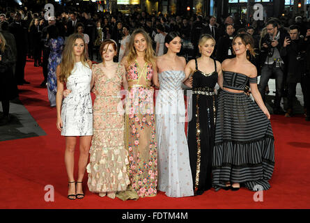 London, UK. 1. Februar 2016. Von L bis R Hermine Corfield, Ellie Bamber, Suki Waterhouse, Millia Brady, Bella Heathcote, Lily James besucht die Europäische Premiere von stolz & Vorurteil + Zombies im Londoner West End VUE 1. Februar 2016 Credit: Peter Phillips/Alamy Live News Stockfoto