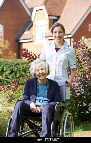 Porträt der Pflegeperson Senior Frau im Rollstuhl schieben Stockfoto