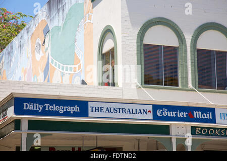 Zeichen vor einem Kiosk-Geschäft in Bangalow New-South.Wales, die australische Zeitungen Werbung Stockfoto