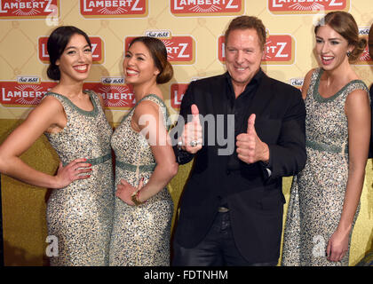 Köln, Deutschland. 1. Februar 2016. Actor Ralf Moeller (C) stellt auf der Lambertz Montag Nacht Party in Köln, Deutschland, 1. Februar 2016. Foto: HENNING KAISER/Dpa/Alamy Live News Stockfoto