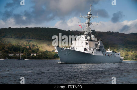 USS Nitze, Arleigh burke-Klasse Zerstörer verlassen Hafen für eine NATO-Übung von Schottland Stockfoto