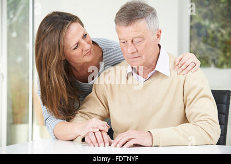 Verwirrt Senior woman mit erwachsenen Tochter zu Hause Stockfoto