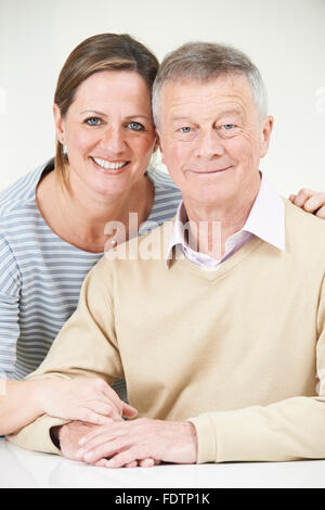 Portrait Of Senior Man mit erwachsenen Tochter Stockfoto