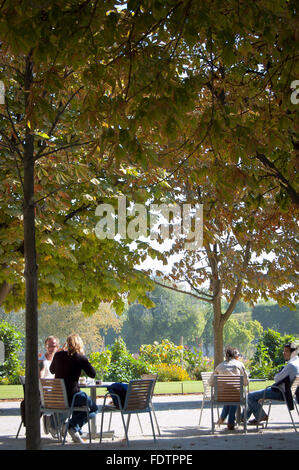 Touristen im Jardin des Tuileries, Paris, Frankreich Stockfoto